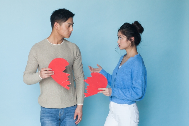 【男性へ】男遊びをする彼女とは別れるべきか?